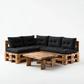 Salon de jardin d'angle en palettes bois de pin naturel avec coussins noirs et table basse 240 x 240 cm